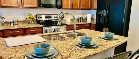 Kjøleskap, mikrobølgeovn, ovn og kokeplater