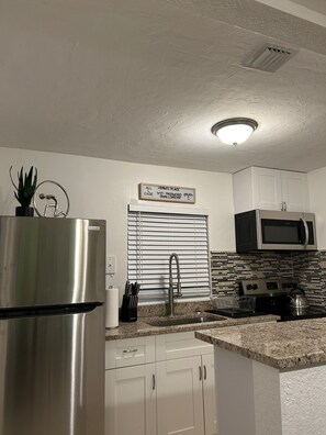 Fridge, microwave, oven, stovetop - 7 mins to the beach (Delray Beach)