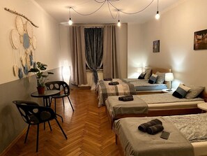 2 室のベッドルーム、セーフティボックス (室内)、アイロン / アイロン台、WiFi (無料)