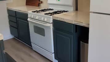 Frigorifero, forno, piano cottura, macchina per tè/caffè