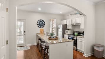 KĂŒhlschrank, Mikrowelle, Ofen, Herdplatte