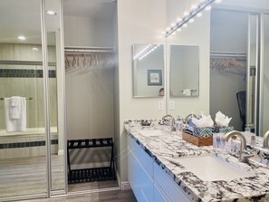 Shower, hair dryer, towels, soap - Melanie’s Golf Getaway PGA West (La Quinta)