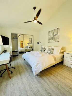 2 soverom, skrivebord, strykejern/-brett og wi-fi (inkludert)