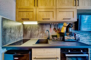 Geladeira, micro-ondas, fogão, cafeteira/chaleira