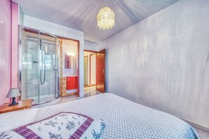 4 bedrooms, iron/ironing board, free WiFi