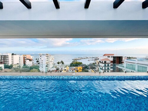 Cruz 504: Studio w Rooftop Pool, 2 Blocks to Beach