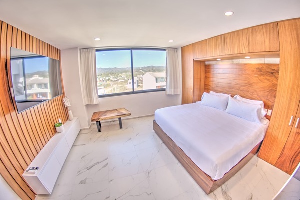 King-sized bed, mountain views, & 65in Smart TV