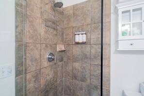 Studio | Badezimmer | Handtücher, Shampoo