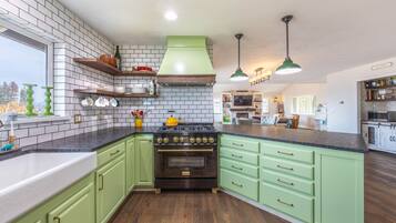 House, 2 Bedrooms | Private kitchen | Fridge, oven, coffee/tea maker, toaster