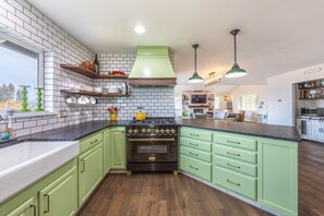 House, 2 Bedrooms | Private kitchen | Fridge, oven, coffee/tea maker, toaster - Westside Mountain View 2 Bedroom Home by RedAwning (Hood River)