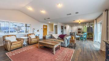 Nhà, 2 phòng ngủ | Khu phòng khách