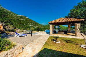 Unclassified image, 4 of 37, button