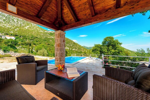 Unclassified image, 1 of 37, button