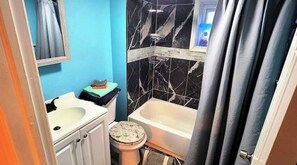 Handtücher, Seife, Shampoo, Toilettenpapier