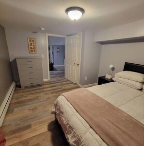 2 habitaciones, escritorio, tabla de planchar con plancha y wifi gratis 