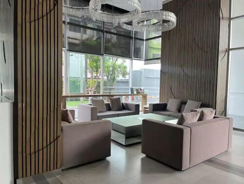 60m MRT, 1BR Condo with Inf. Pool, Balcony & Gym