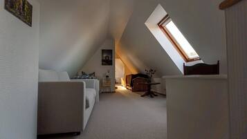 Smart-TV, Bücher, Musikbibliothek, Stereoanlage