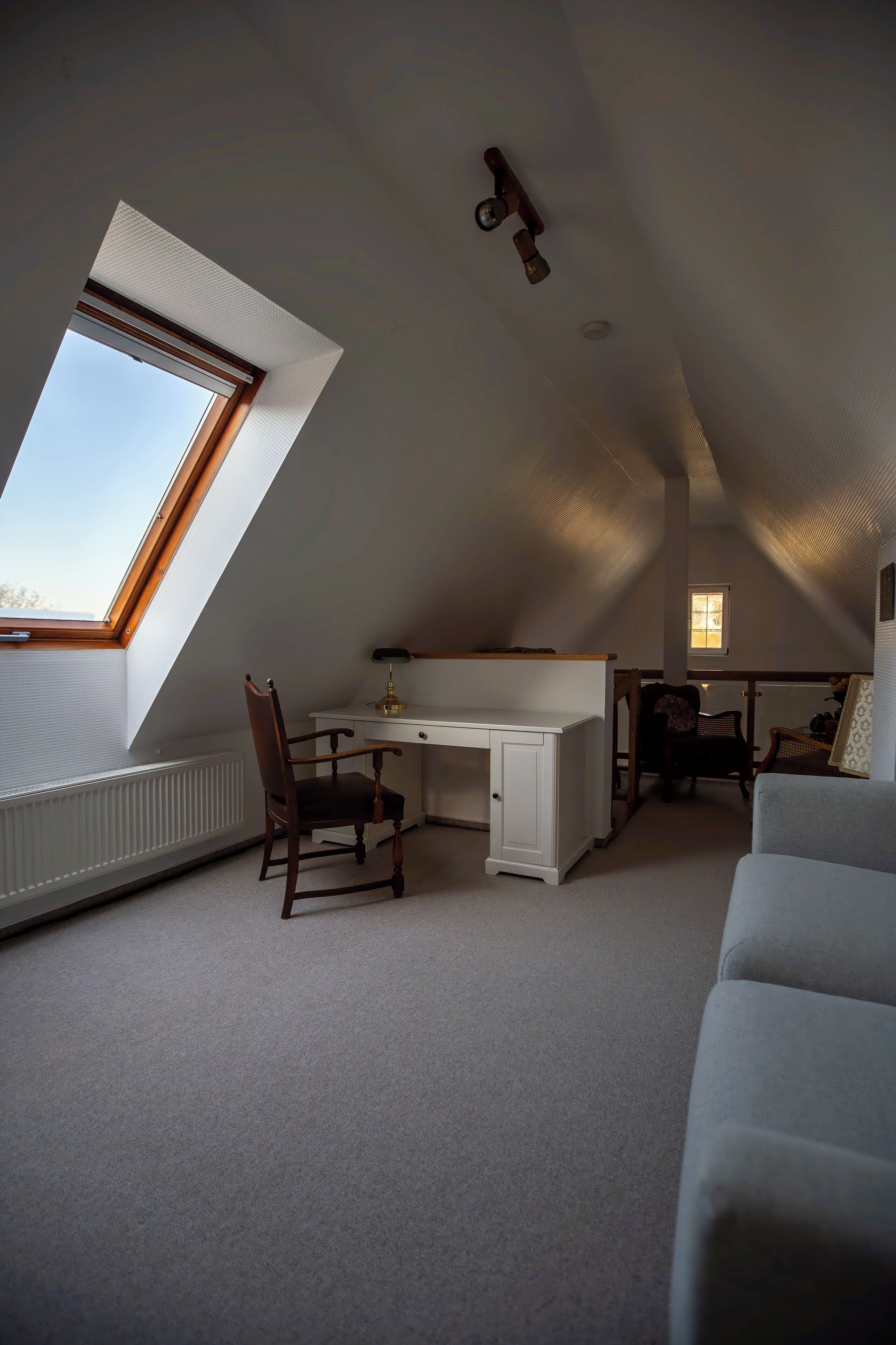 Smart-TV, Bücher, Musikbibliothek, Stereoanlage