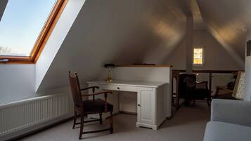 Smart-TV, Bücher, Musikbibliothek, Stereoanlage