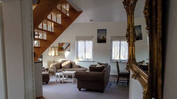 Smart-TV, Bücher, Musikbibliothek, Stereoanlage