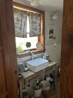 Regadera, secadora de cabello, toallas, jabón