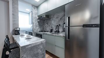 Refrigerador, microondas, horno y cafetera y tetera