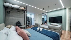 Iron/ironing board, internet, bed sheets