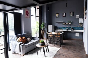 Comfort Apartment | Living area | 43-inch Smart TV with digital channels, TV, Netflix - Royal Living Poblado (Medellín)