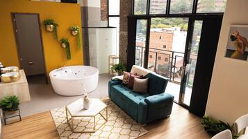 Deluxe-Apartment, Stadtblick | Badezimmer | Regendusche, Haartrockner, Handtücher, Seife