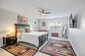 3 slaapkamers, een bureau, een strijkplank/strijkijzer, reisbedje