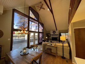 Smart TV, fireplace - Modern Mountain Chalet Backing the National Forest/ AC / Pet Friendly  (Munds Park)