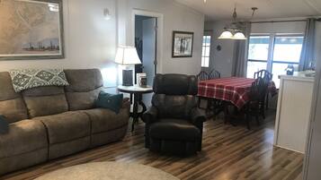 Smart-TV, Kamin, Videospiele, Bücher