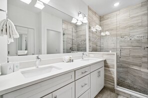 Ferienhaus | Badezimmer | Kostenlose Toilettenartikel, Haartrockner, Handtücher, Seife