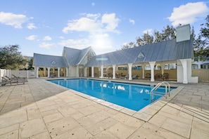 Piscina externa sazonal, guarda-sóis, espreguiçadeiras