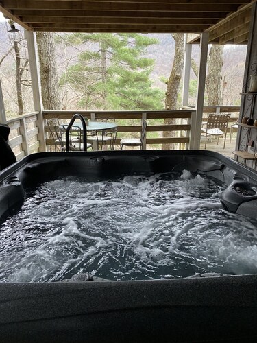 Mtn. Getaway w/New Hot tub close to Blue Ridge Parkway