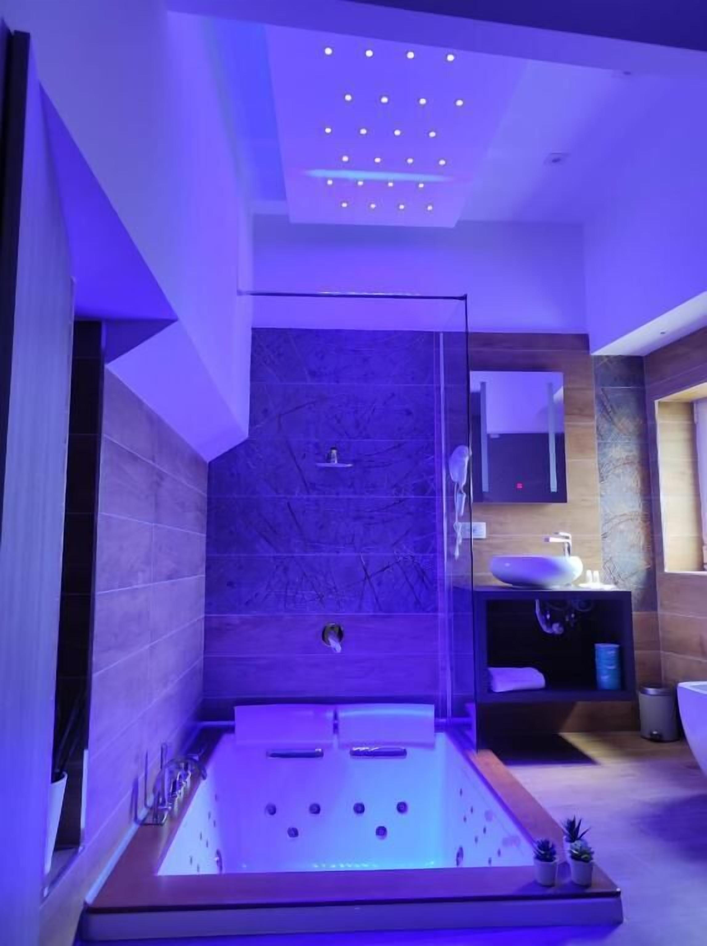 Produtos de toalete grátis, secador de cabelo, bidê, toalhas de banho