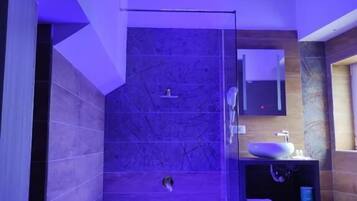 Produtos de toalete grátis, secador de cabelo, bidê, toalhas de banho