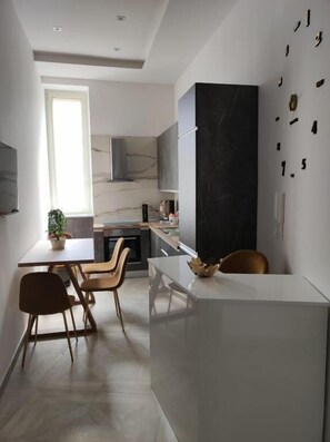 Full-sized fridge, oven, stovetop, dishwasher - Twin Towers Naples Luxury  (Naples)