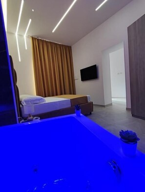 1 bedroom, Frette Italian sheets, premium bedding, memory foam beds - Twin Towers Naples Luxury  (Naples)