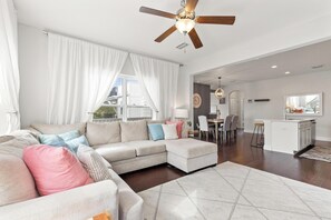 Ferienhaus | Wohnbereich | 60-Zoll-Smart-TV mit Digitalempfang, Fernseher, Netflix