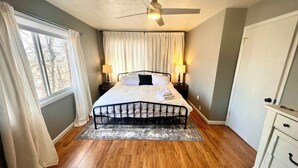 3 bedrooms, desk, iron/ironing board, WiFi (free) - Manitou Midcentury with great location (Manitou Springs)