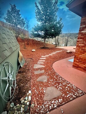 Property grounds - Manitou Midcentury with great location (Manitou Springs)