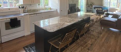 冷蔵庫、電子レンジ、オーブン、コンロ