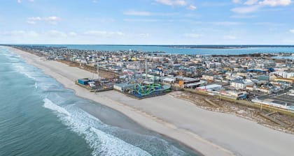 Recently Remodeled Ocean-Block Cottage