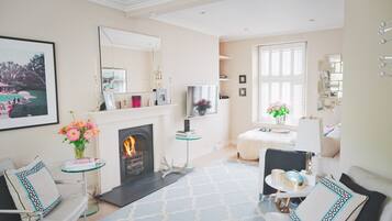 Smart TV, fireplace, books, music library