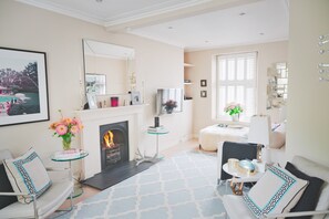 Smart-tv, pejs, bøger, musikbibliotek