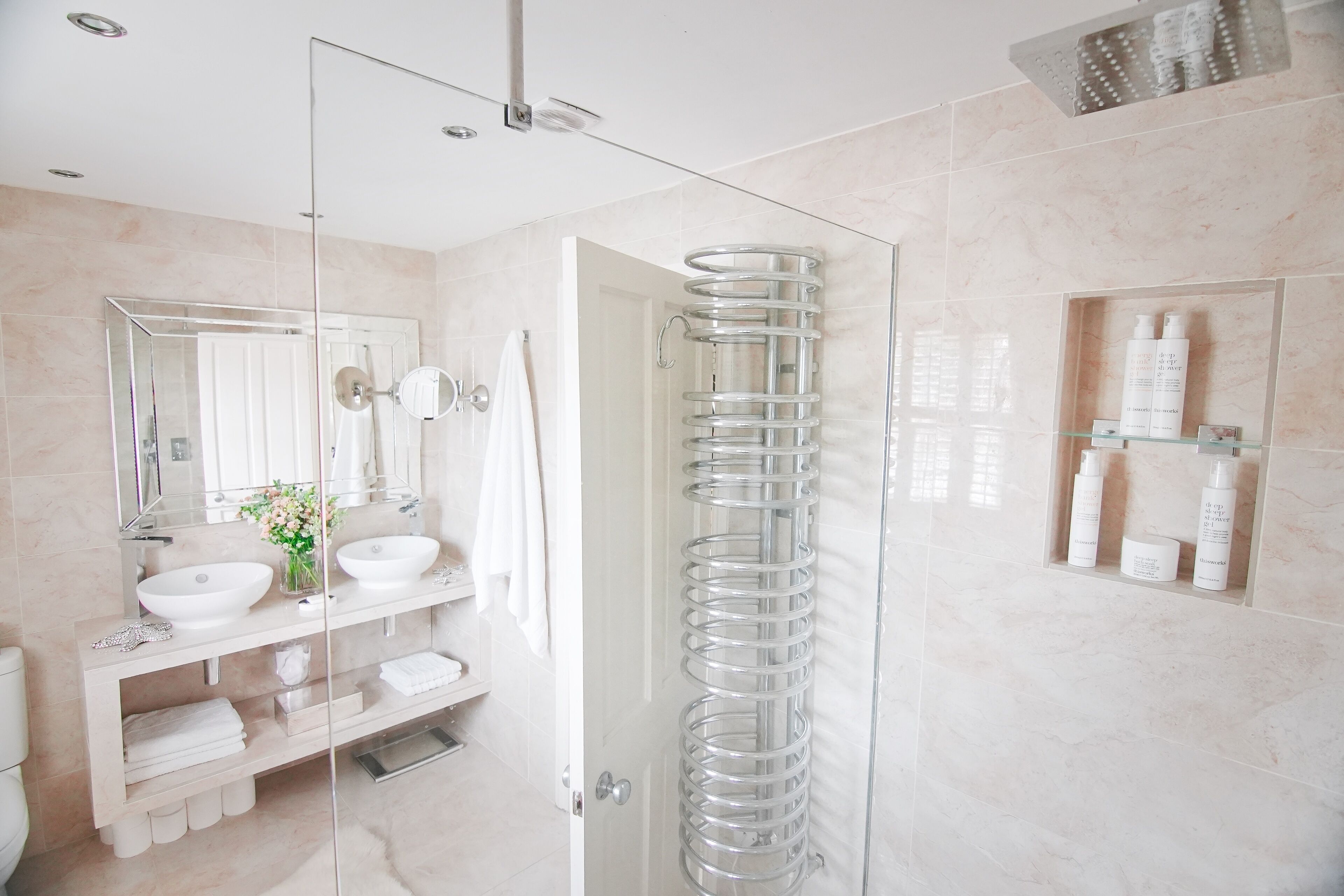 Douche, articles de toilette écologiques, sèche-cheveux