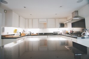 Frigorífico, microondas, horno y placa de cocina