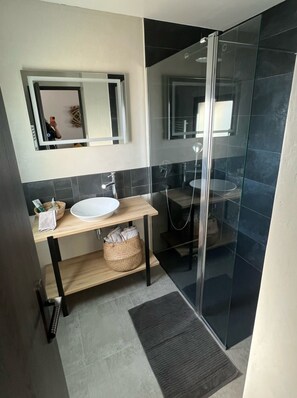 Een douche, handdoeken