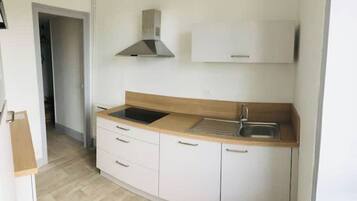 Een koelkast, een oven, een vaatwasser